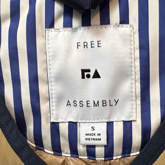 Women's Quilted Tan Jacket with Striped Pockets - Picture 2 of 10